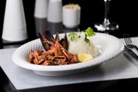 阿尔及尔最佳夜晚酒店的桌子上放着一盘虾和大米