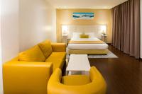 アルジェにあるHotel Best Nightのベッドとソファのあるホテルの部屋