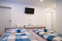 A bed or beds in a room at Pension & Restaurant La Amalia