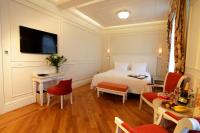 Postel nebo postele na pokoji v ubytování Corinne Art & Boutique Hotel