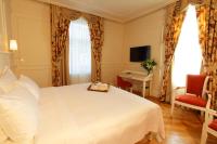 Postel nebo postele na pokoji v ubytování Corinne Art & Boutique Hotel