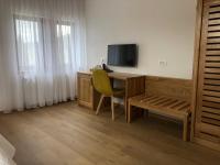 Televízia a/alebo spoločenská miestnosť v ubytovaní Plitvice Miric Inn