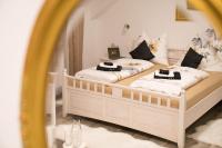 A bed or beds in a room at Pension & Restaurant La Amalia