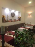 A restaurant or other place to eat at Pension & Restaurant La Amalia