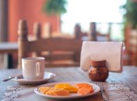 un piatto di arance su un tavolo con una tazza di caffè di Hotel Camino Antiguo a Guanajuato