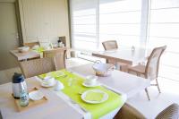 a dining room with a table with a yellow napkin at B&amp;B Onderweg in Horebeke