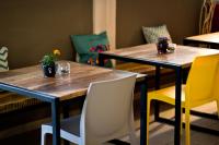 due tavoli in un ristorante con sedie gialle di Piccolo Paradiso ad Albenga