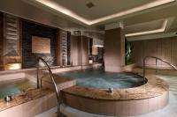 a large bathroom with a hot tub with two sinks at E-DA Royal Hotel in Dashu
