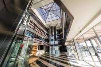 vistas al vestíbulo de un edificio con tragaluz en Hotel Palacio Albacete &amp; SPA, en Albacete