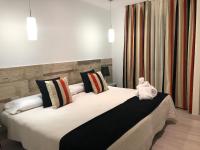 Postel nebo postele na pokoji v ubytování Hotel tres estrellas Casa Maribona Gela