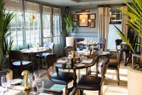 ein Restaurant mit Tischen, Stühlen und Fenstern in der Unterkunft Hotel du Vin & Bistro Cambridge in Cambridge