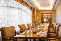 Una mesa larga en un restaurante con sillas y botellas de vino. en InterContinental - Kyiv by IHG, en Kiev