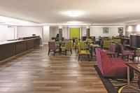 una sala de espera con mesas y sillas y una cafetería en La Quinta Inn by Wyndham Fresno Yosemite, en Fresno