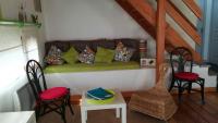 - un salon avec un canapé vert et 2 chaises dans l&#39;établissement La maison des bois flottés, à Guérande