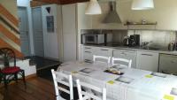 une cuisine avec une table et des chaises dans l&#39;établissement La maison des bois flottés, à Guérande