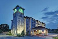 Un hotel con una torre con un reloj. en La Quinta by Wyndham DFW Airport West - Euless, en Euless