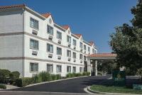 Un gran edificio con un cartel delante. en La Quinta by Wyndham Davis, en Davis