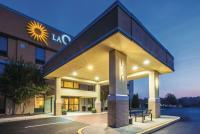 Un edificio de hotel con un cartel encima. en La Quinta by Wyndham Mechanicsburg - Harrisburg, en Mechanicsburg