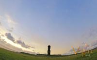 a pole in the middle of a field with a sky at Hostal Vaihere in Hanga Roa