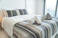 Postel nebo postele na pokoji v ubytování Larnaka Seaview Luxury Suites