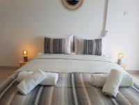 Postel nebo postele na pokoji v ubytování Larnaka Seaview Luxury Suites
