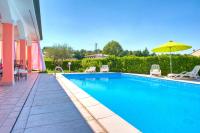Bazén v ubytování B&B Villa Gloriana nebo v jeho okolí