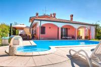 Bazén v ubytování B&B Villa Gloriana nebo v jeho okolí