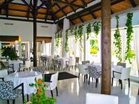 A restaurant or other place to eat at Hotel Suites Albayzin Del Mar