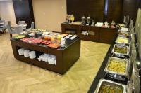达曼Naviti Warwick Dammam的在酒店客房内享用自助餐