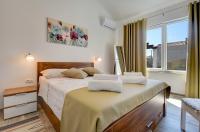 1 dormitorio con cama grande y ventana grande en Villa Sunny Home, en Vodnjan