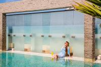 Bazén v ubytování Novotel Suites Mall Avenue Dubai nebo v jeho okolí