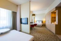 Postel nebo postele na pokoji v ubytování Novotel Suites Mall Avenue Dubai