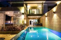 Bazén v ubytování The Pearl Luxury Pool Villas nebo v jeho okolí