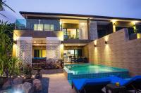 Bazén v ubytování The Pearl Luxury Pool Villas nebo v jeho okolí