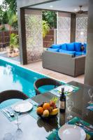 Bazén v ubytování The Pearl Luxury Pool Villas nebo v jeho okolí