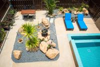 Bazén v ubytování The Pearl Luxury Pool Villas nebo v jeho okolí
