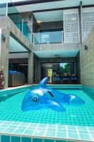 Bazén v ubytování The Pearl Luxury Pool Villas nebo v jeho okolí