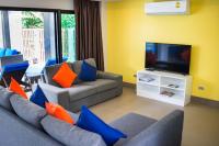 TV a/nebo společenská místnost v ubytování The Pearl Luxury Pool Villas