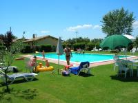 Basen w obiekcie Agriturismo Casale del Contadino lub w pobliżu