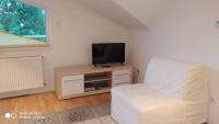 Televízia a/alebo spoločenská miestnosť v ubytovaní Sunrise 3 Apartment