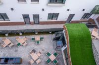 Una vista aérea de un edificio con mesas y sillas. en ART Hotel, en Sibiu