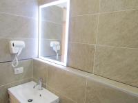 A bathroom at Glam Resort Luxury Lorenzo