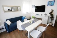 Televízia a/alebo spoločenská miestnosť v ubytovaní Apartments Romarin
