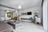 Televízia a/alebo spoločenská miestnosť v ubytovaní Anna Hotel