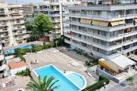The swimming pool at or close to Apartamentos Navarra 07 Salou