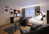 Una habitación de hotel con una cama y un televisor. en Avenue Pallova 28, en Plzeň