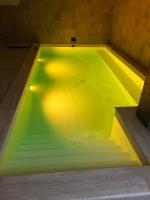 Bazén v ubytování Nice Wellness Apartman nebo v jeho okolí