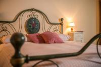 A bed or beds in a room at Casa delle rose