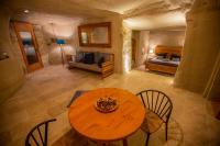 Postel nebo postele na pokoji v ubytování Azure Cave Suites - Cappadocia