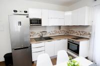 Kuchyňa alebo kuchynka v ubytovaní Apartments Romarin